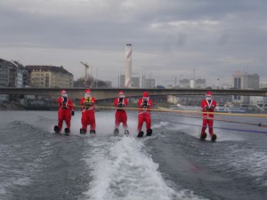 Nikoläuse auf Wasserskis 3 Rheinbilder klein – 125