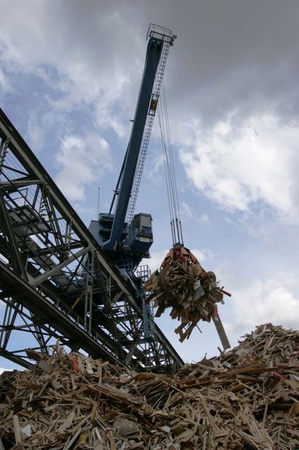 Hafenkran beim Umschlag von Altholz im Basler Rheinhafen