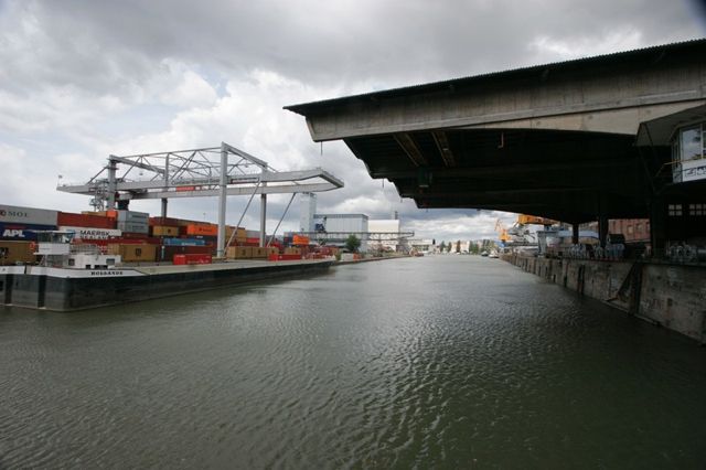 Hafenbecken mit Frachtschiff und Containerterminal in Kleinhüningen