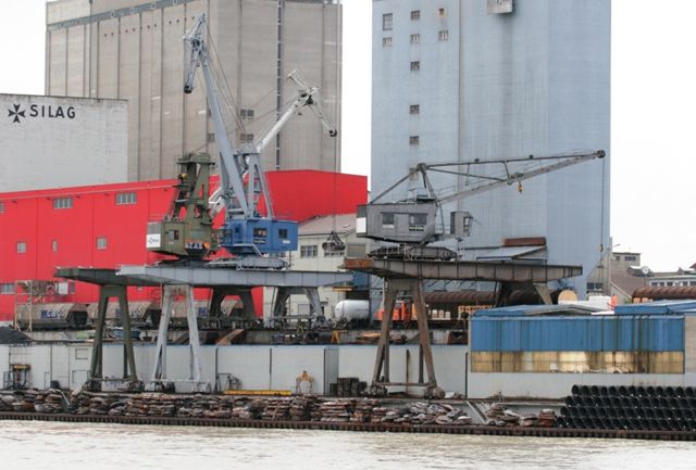 Hafenkräne und Silos im Basler Rheinhafen